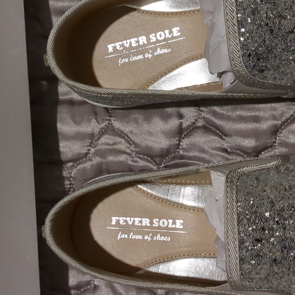 NIB SIZE 8.5 FEVER SOLE SILVER ON SILVER GLITTER SLIP ON SNEAKERS - Picture 3 of 10
